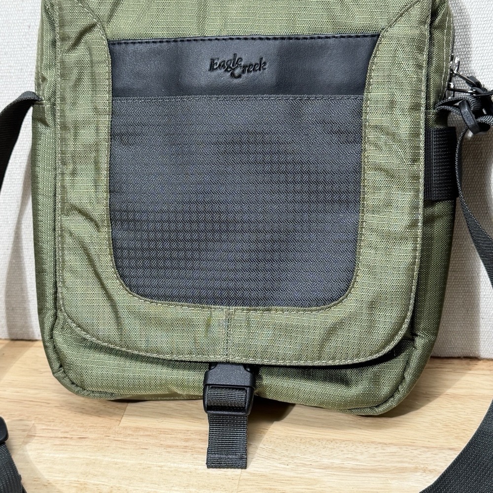 Eagle Creek Travel Crossbody Messenger Bag Green Organizer Passport Utility - Picture 3 of 13